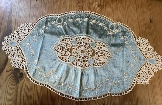 20''x11.4''Retro Oval Doilies placemat, Elegant Velvet Placemats Vase Mats Embroidery Dresser Scarf for Table Kitchen Dining Tabletop Decoration (Green)