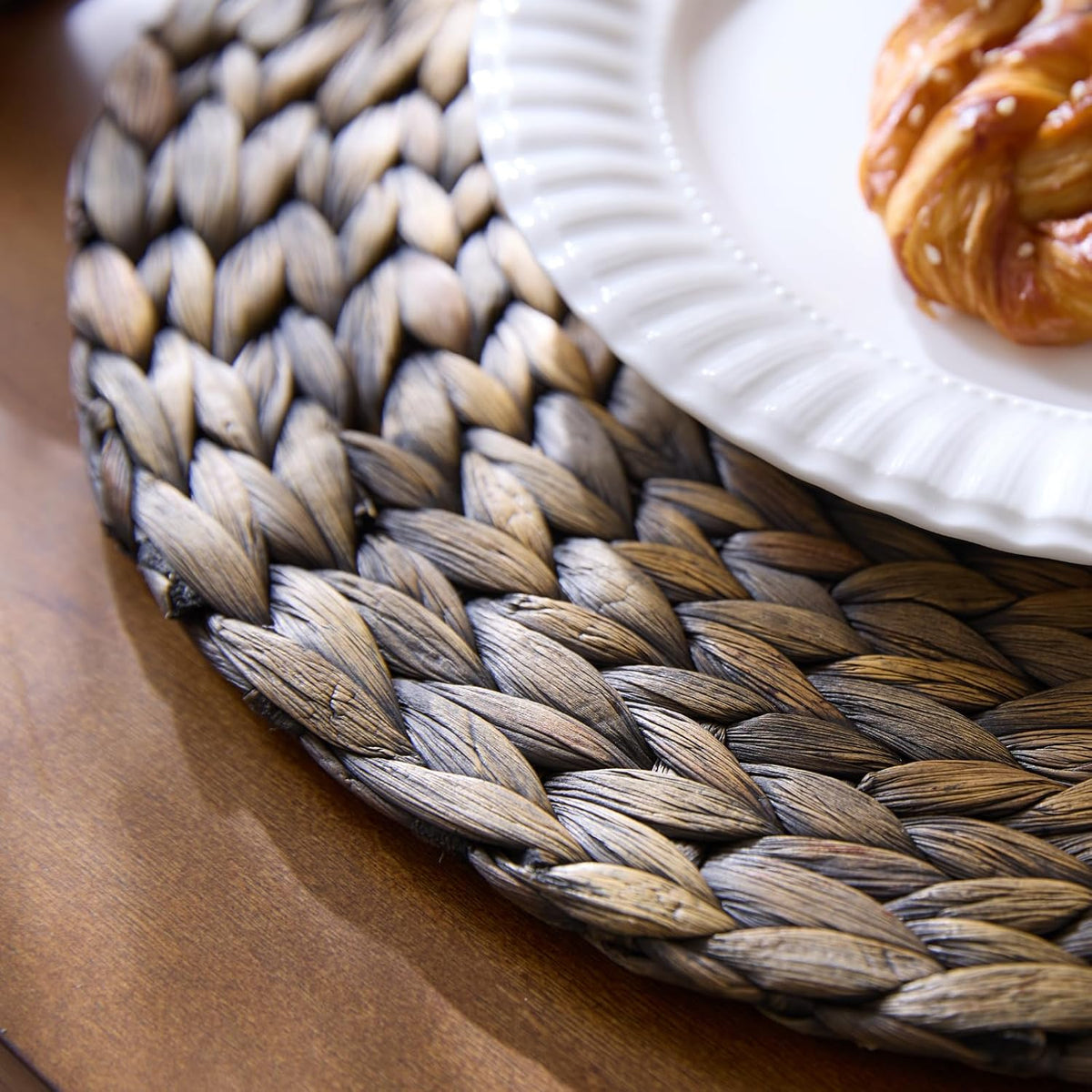 8 Pack, Round Woven Placemats, Natural Water Hyacinth Wicker Place Mats, Braided Straw Table Mats for Dining Table, Fall, Halloween, Thanksgiving, Christmas, Black (13.8 inch)